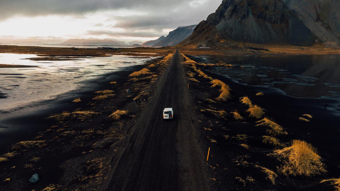 A melhor coisa ao alugar uma campervan pela Islândia é a flexibilidade durante a viagem (Foto: @flymaniacs)