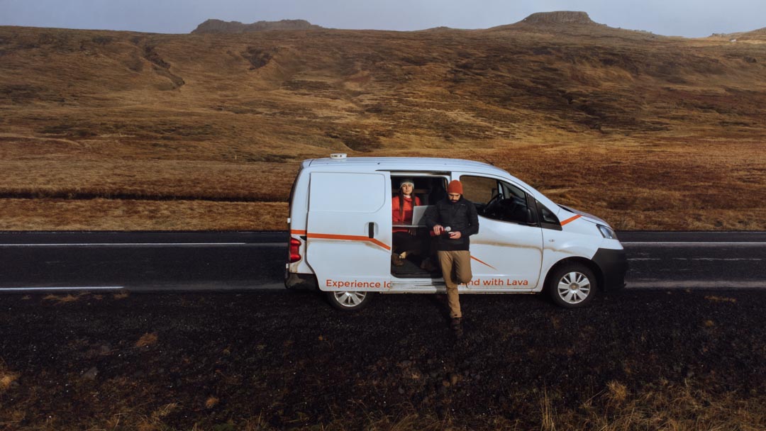 Uma pausa pro café na estrada ao alugar uma campervan na Islândia(Foto: @flymaniacs)