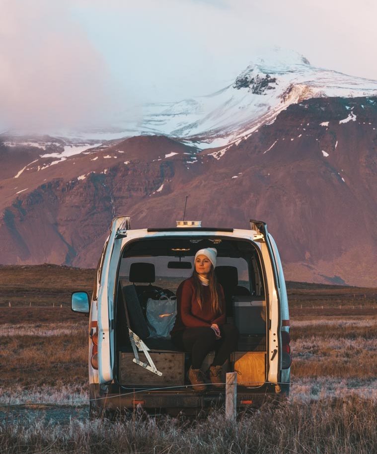 A campervan na Islândia nada mais é do que um carro adaptado para você passar a noite nele (Foto: @flymaniacs)