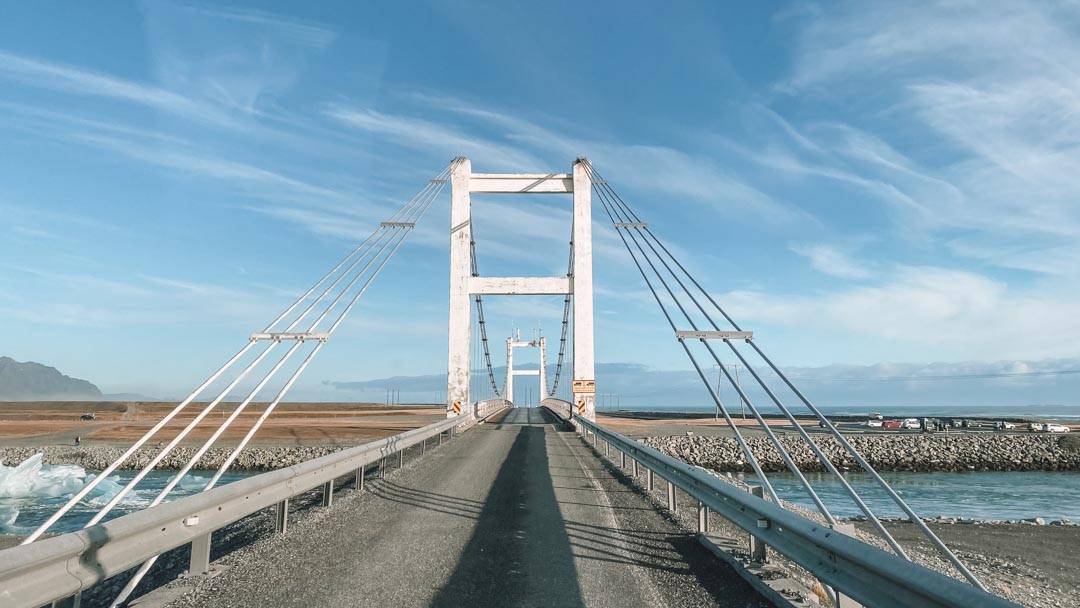 Algumas estradas da Islândia têm pontes que só passam um carro por vez. Não tem regra, vai no bom senso (Foto: @flymaniacs)