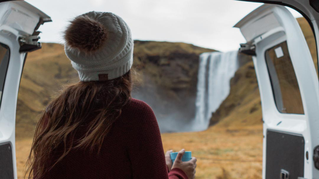 Viajar de campervan na Islândia nos possibilitou dormir em lugares que nunca imaginamos (Foto: @flymaniacs)