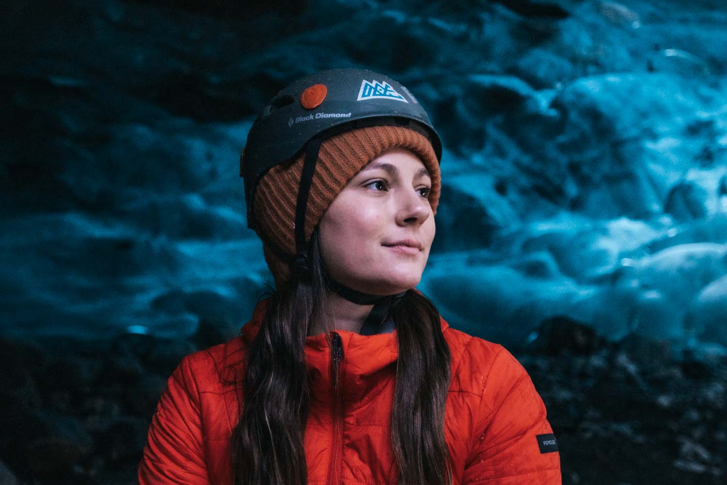 Você vai precisar colocar um capacete para entrar na caverna de gelo (Foto: Flymaniacs)