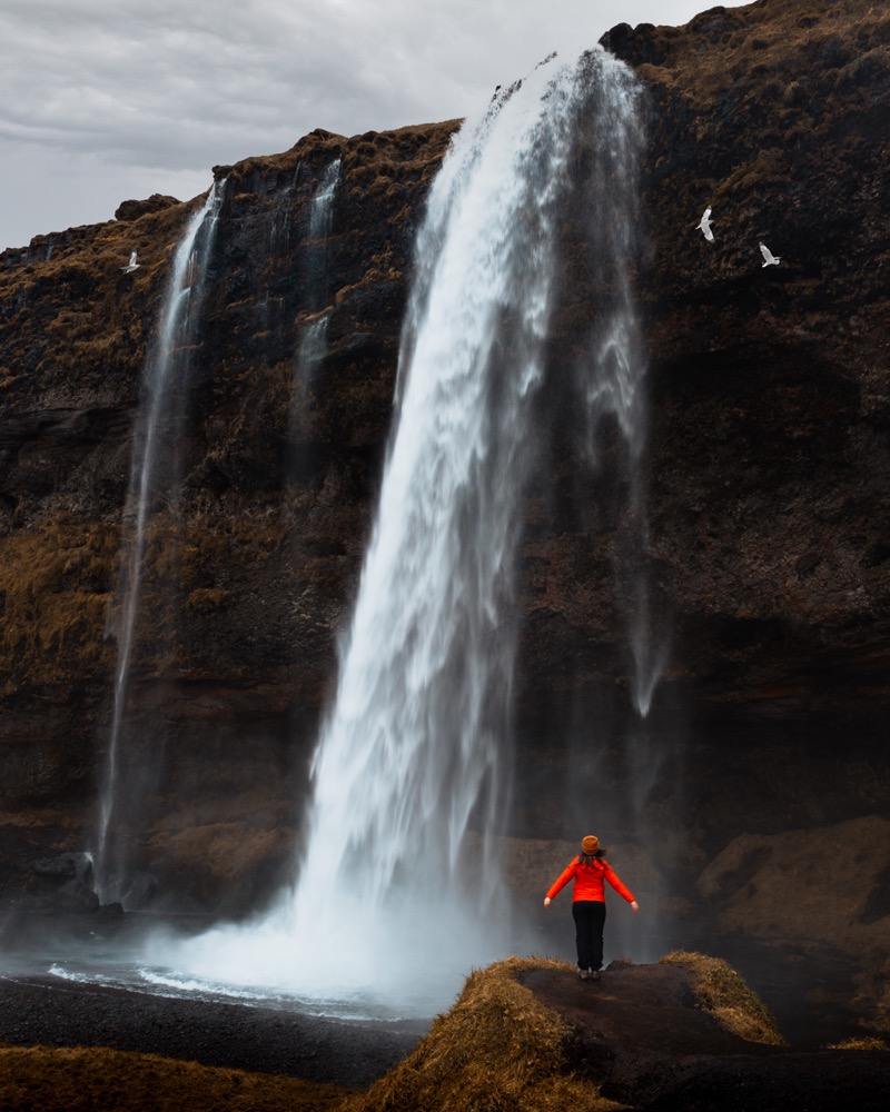 A cachoeira Seljalandsfoss é simplesmente sem palavras. Coloque no seu roteiro de 9 dias pela Islândia (Foto: Flymaniacs)