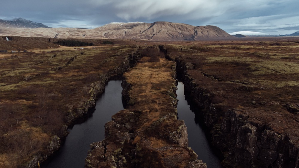 Você consegue ver a junção de duas placas tectônicas no Parque Nacional de Thingvellir (Foto: Flymaniacs)