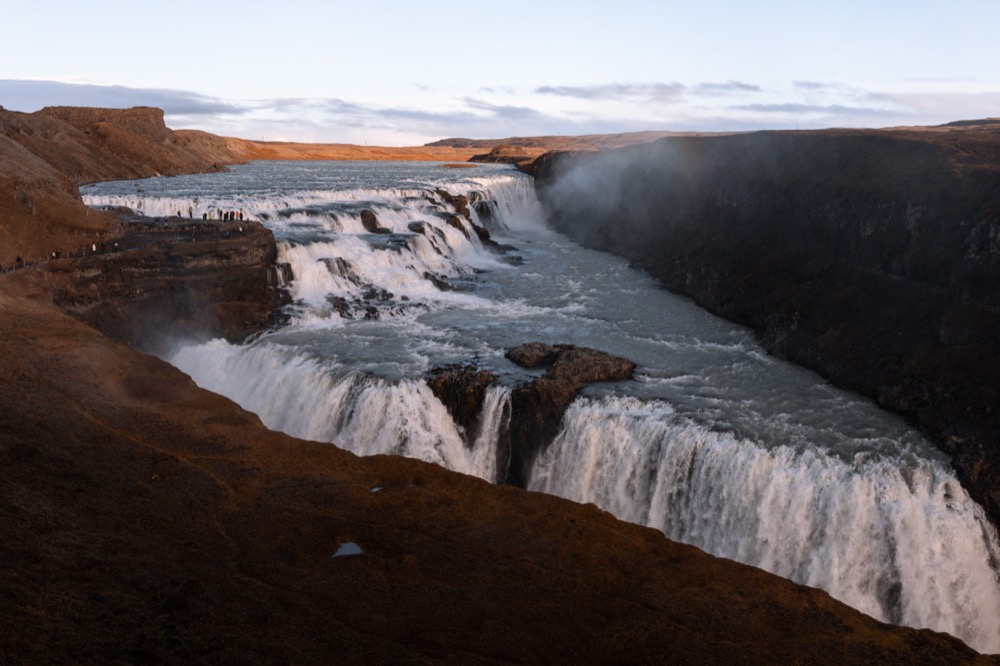 Essa cachoeira fica perto da capital da Islândia e foi uma das nossas favoritas no nosso roteiro pela Islândia (Foto: Flymaniacs)