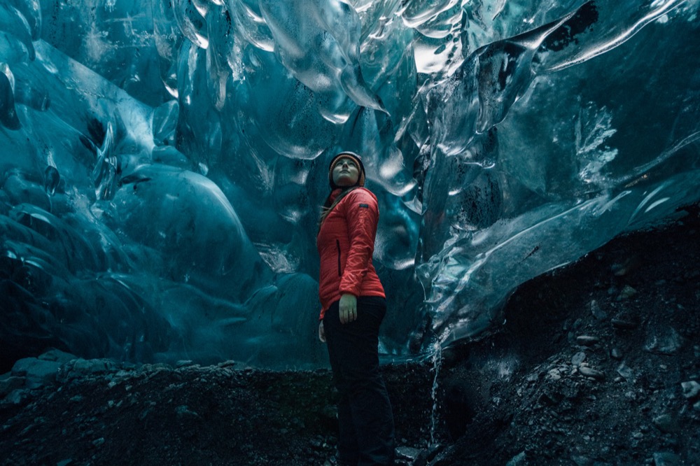 Conhecer uma caverna de gelo na Islândia foi algo surreal (Foto: Flymaniacs)